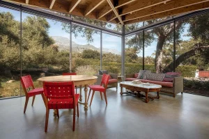 225 PAR DH Photo 03 Kitchen Seating area 300x200